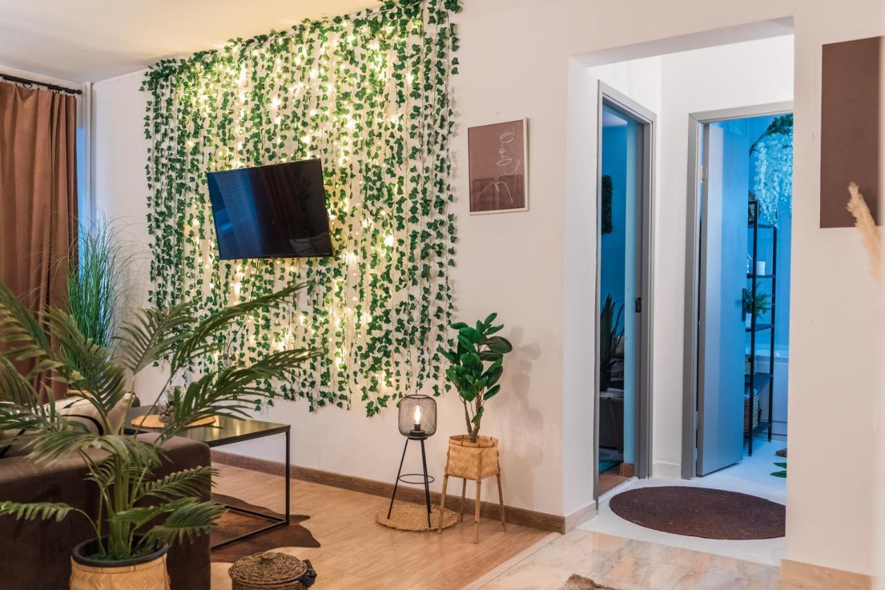 Jungle Apartment 15 Min Walk To Beach & Downtown Constanta Exterior photo